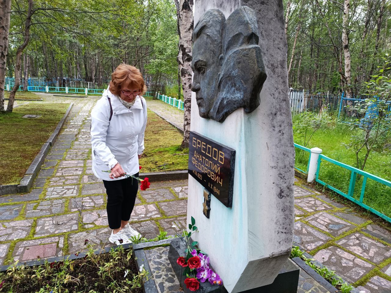 Депутаты посетили Братское воинское кладбище периода Великой Отечественной войны 1941-1945 годов