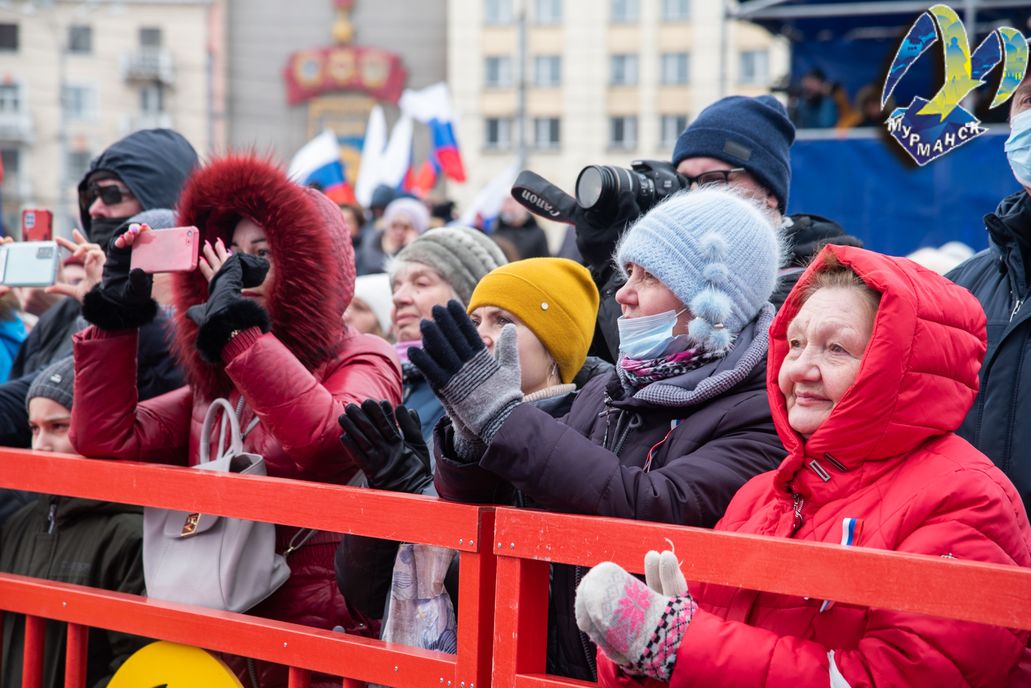 Перед собравшимися. Россия и мир. Фестиваль zа Россию. Zа Россию. Крымская Весна Мурманск 2022.