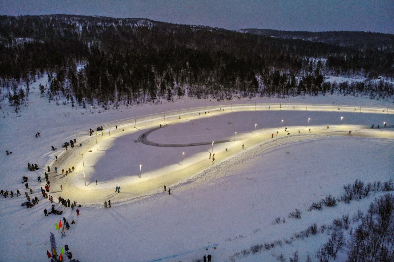 Каток мурманск 2024. Каток Снежинка Мурманск. КП 2 Снежинка Мурманск. Кировск каток. Спорткомплекс Снежинка Мурманск.