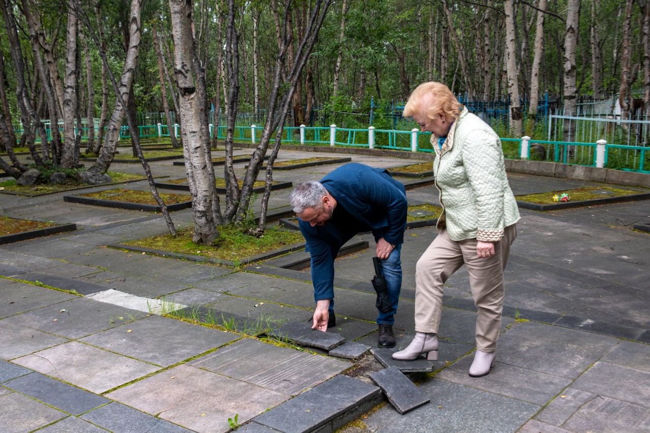 Депутаты посетили Братское воинское кладбище периода Великой Отечественной войны 1941-1945 годов