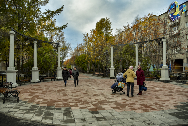 Театр бульваров. Театральный бульвар Мурманск. Сквер на театральном бульваре. Мурманск театральный сквер. Театральный парк Мурманск.